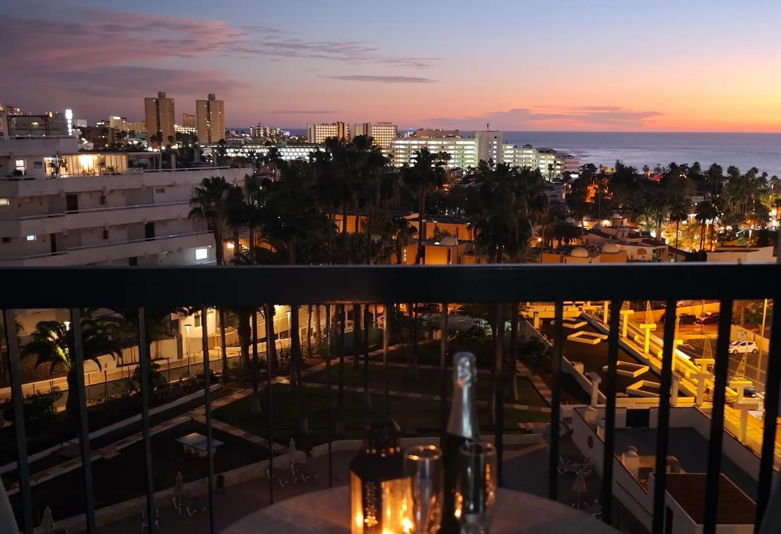 Blanco&Azul - Comfortable Ocean View Apartment Next To The Beach Playa de las Americas  Spain